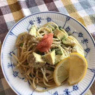 アボカドとネギのタラコのせ粉チーズパスタ